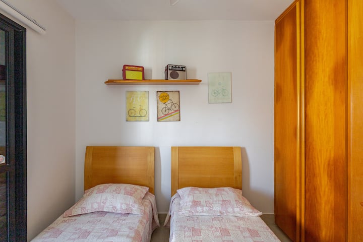 Dormitorio 3 - Habitación delantera con 2 camas individuales + Bicama + gabinete - Con aire acondicionado y ventilador de techo. Salida al balcón.