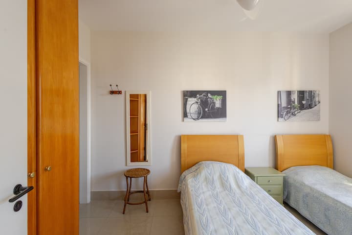 Dormitorio 2 - Suite 2 - con 2 camas individuales + Bicama + gabinete - Con aire acondicionado y ventilador de techo.