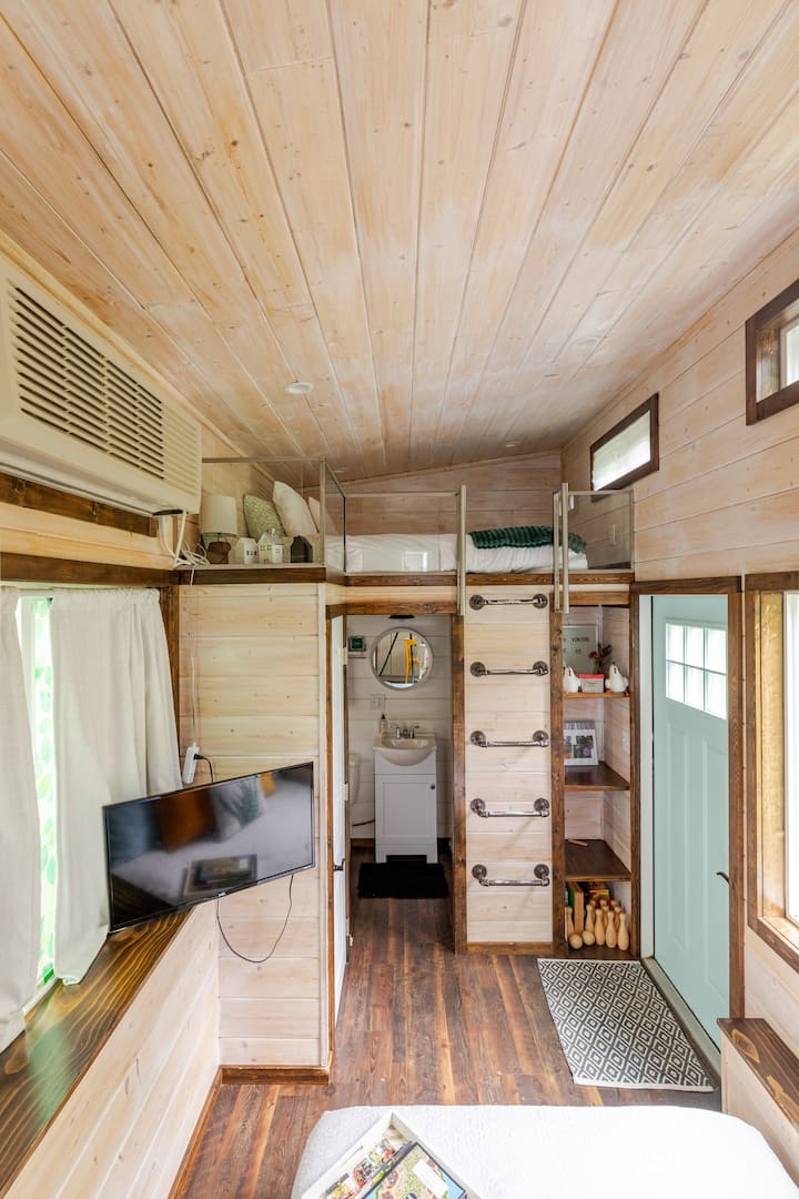 ขึ้นบันไดในห้องใต้หลังคามีเตียงเมมโมรี่โฟมขนาดใหญ่