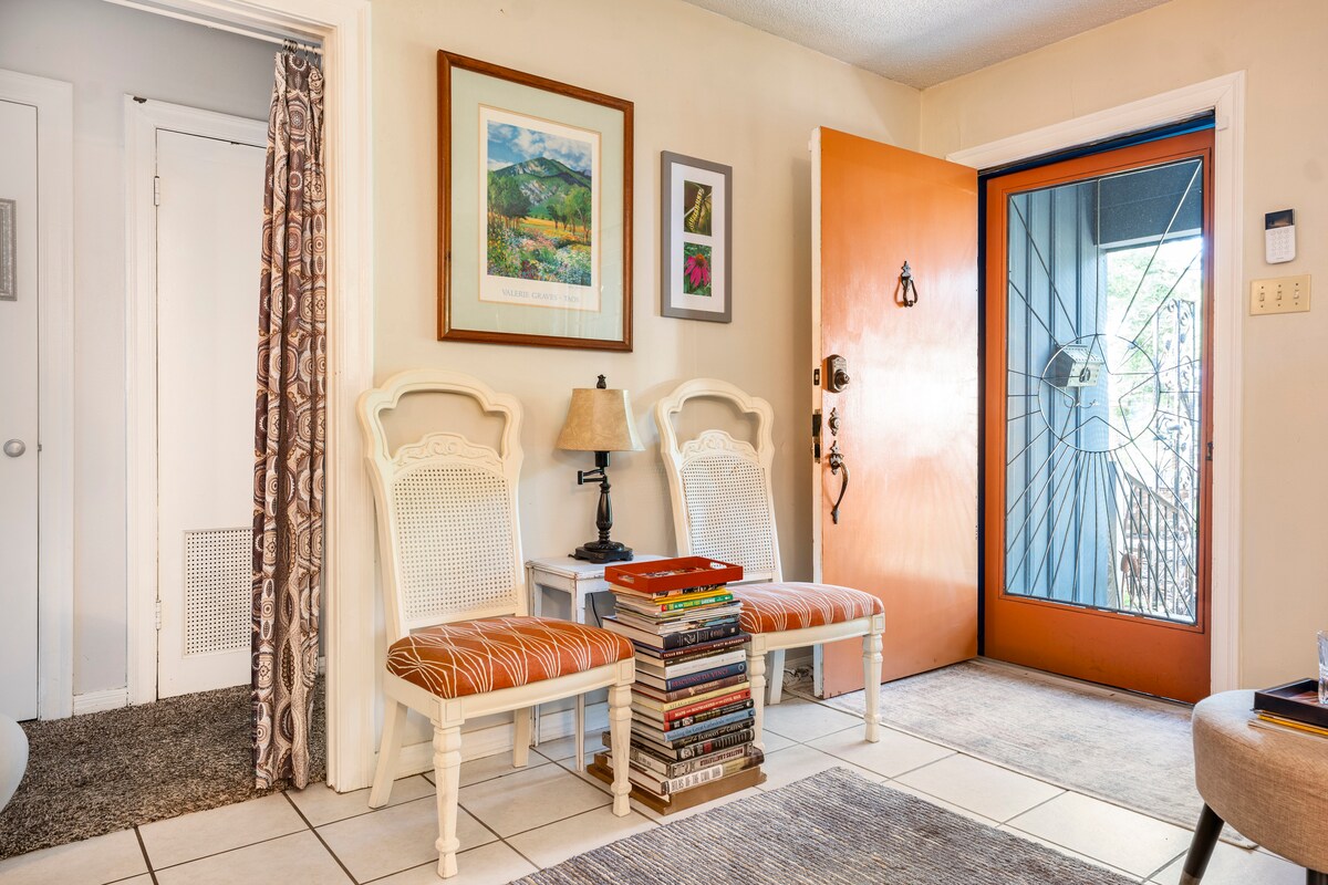 Cool mid-century home, 10 minutes from downtown