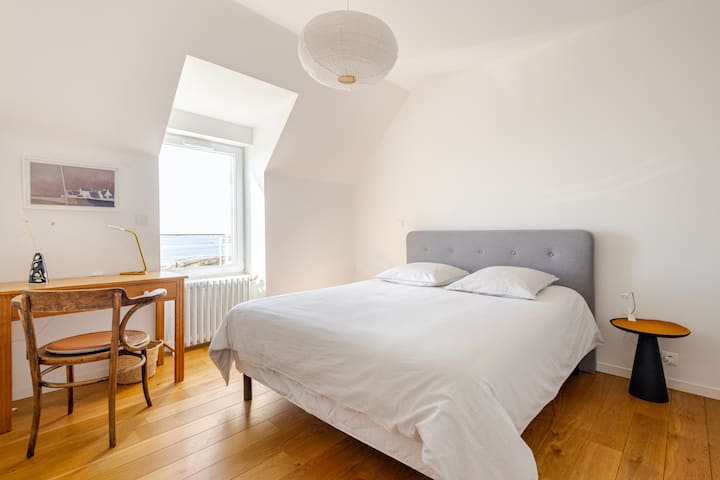 veľká spálňa s výhľadom na more