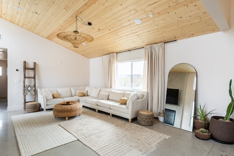 Top Airbnb: Venturi House / Courtyard Desert Retreat + Jacuzzi in West Inland Empire