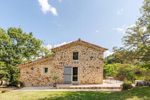 Charming cottage in a green setting