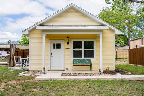 New & stylish downtown 1-BR mini-villa w/hot tub