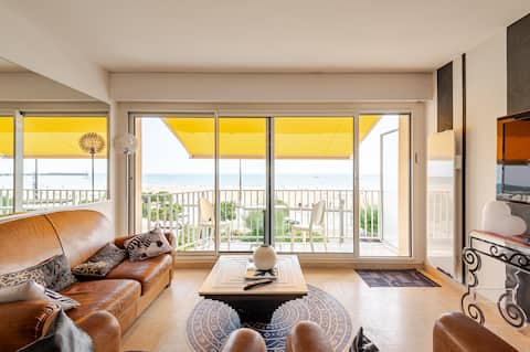 Top Airbnb: Luxury apartment, center of town, sea view in Les Sables D'olonne