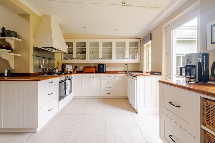 Comfortable, relaxed home close to all attractions gallery image 5