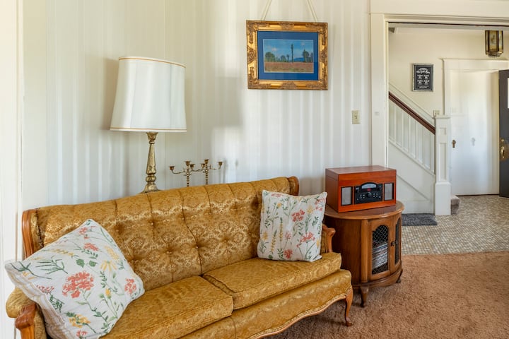 进入客厅的入口。  我们配备了50寸电视，可观看模拟和流媒体。 收音机/唱片播放器/CD/磁带播放器座椅，供您放松和参观。