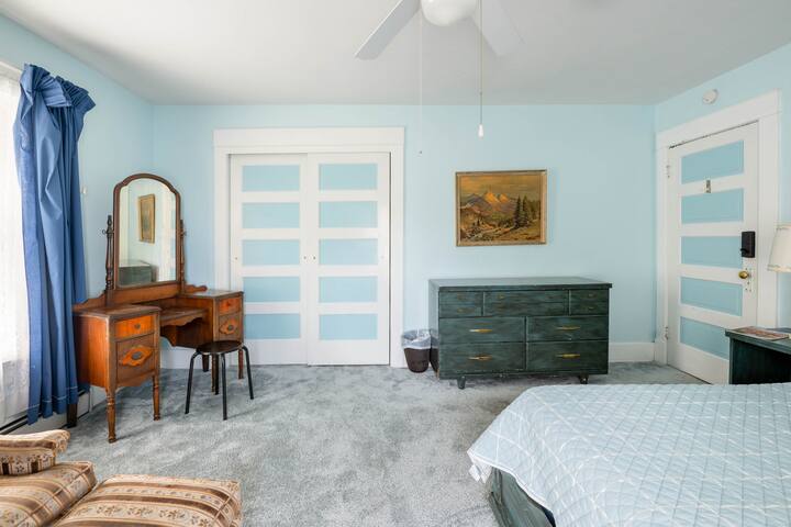 不同角度的蓝色房间。