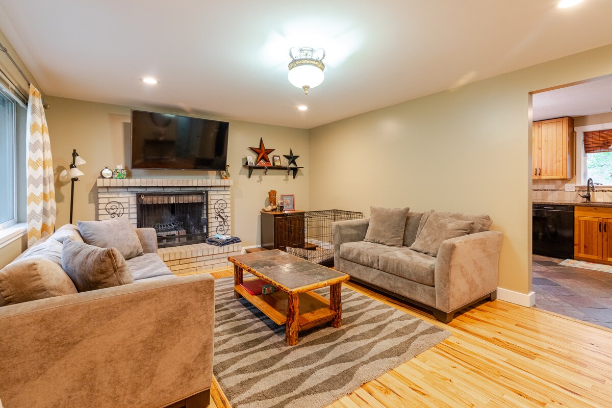 Popular Airbnb listing: Cozy, Quiet Sandy House-close to ski resorts-pets in Sandy