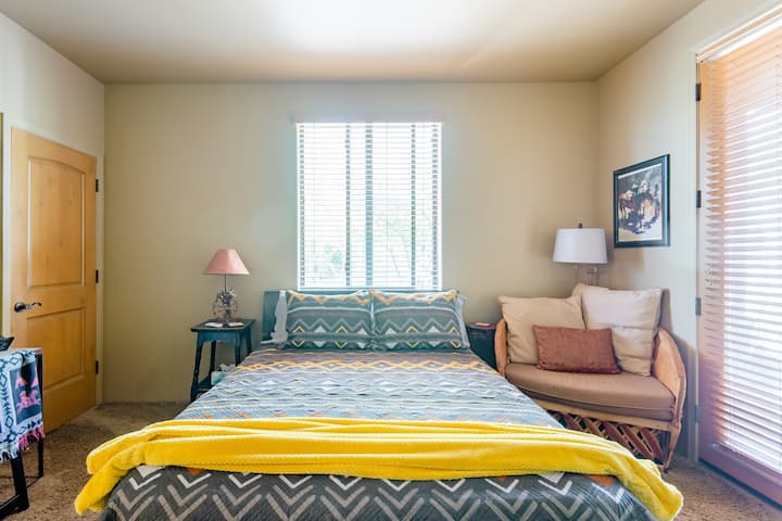 Pohodlná manželská posteľ veľkosti Queen