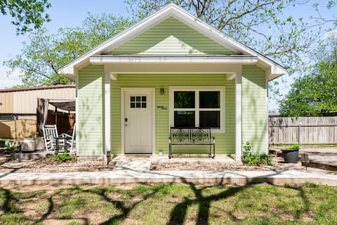 Luxury new downtown 1-bed mini-villa w/hot tub