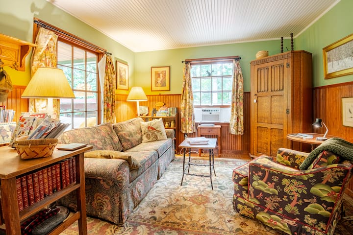 Hidden Garden Cottage - Tigard, OR