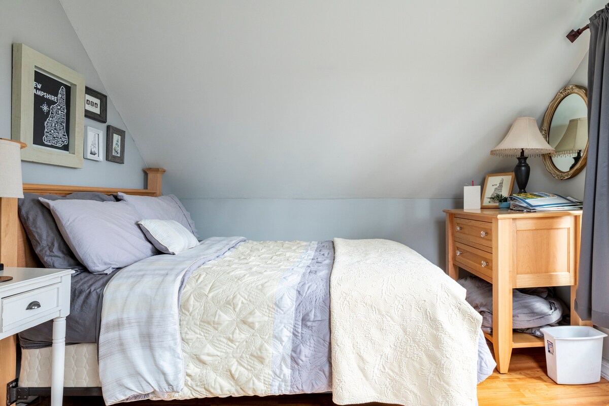 Nachádza sa vo vašej izbe a má posteľ, dve lampy a zásuvky na oblečenie, ak sa chcete vybaliť.