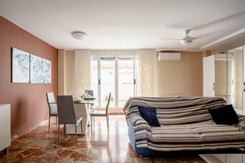 Anuncio de Airbnb popular: Townhouse near the beach with barbecue and air conditioning en Castelló De La Plana