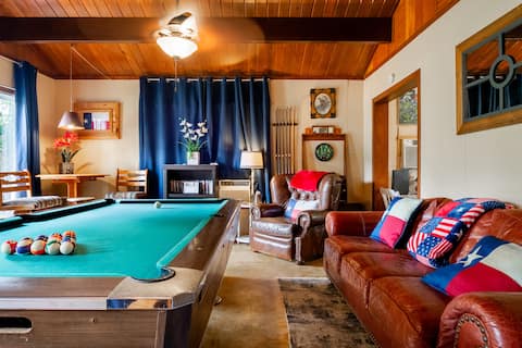 Top performing Airbnb: Texas Lake Cabin private spa. Pool & kayaks shared in Buchanan Dam