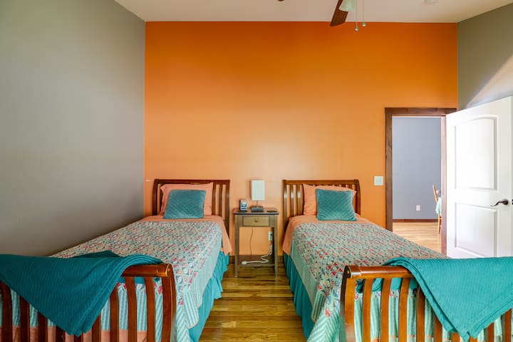 2 Twin-Size Beds: Room #1

This is a great space for a short stay and would accommodate a couple or a family with 2 children. I loved being right on the river and close to everything that this areas of the mountains has to offer. - Amy