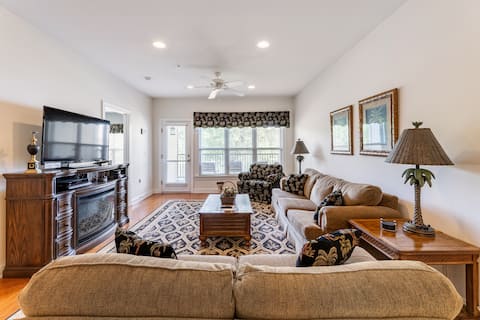 Top performing Airbnb: Beautiful lakefront condo overlooking Lake Marion. in Santee