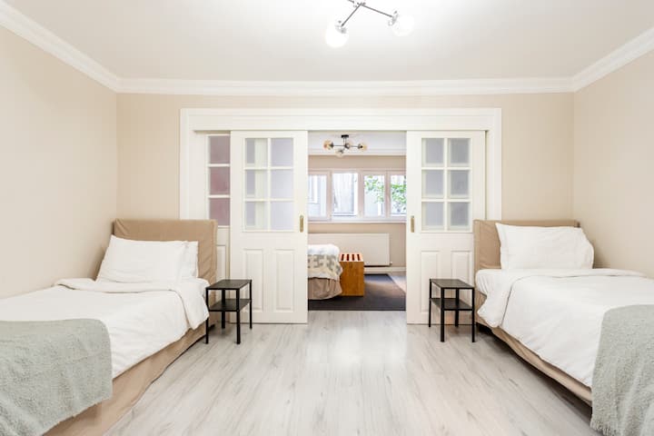 Bilik tidur 2 dengan 2 katil bujang. Bilik ini ialah bilik peralihan. 