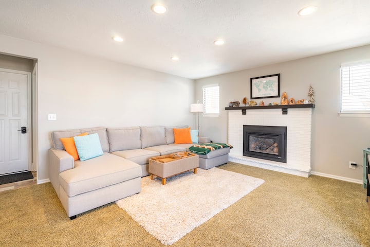 Cozy W/ Mtn View & Close To Cottonwood Canyons - Cottonwood Heights, UT