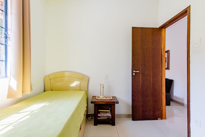 Chumba kimoja chenye kitanda cha kusukumwa