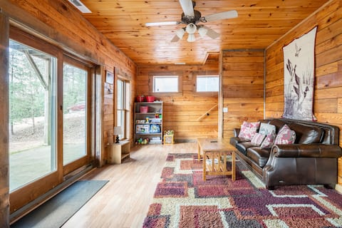 Rustic Hideaway | Log Cabin | Pet Friendly | Cozy & Private