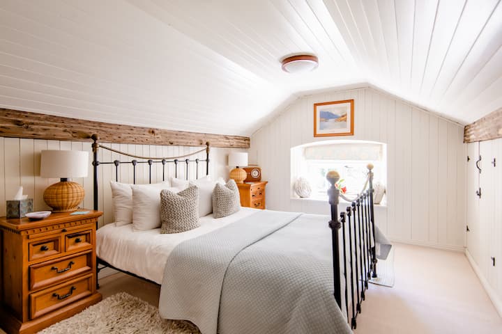 חדר עליית גג משפחתי/מיטת קינג סייז. 