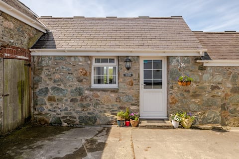 Hen Llety cosy cottage by Sandy Beach Anglesey