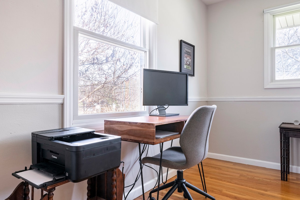 配备大型显示器和打印机的专用工作空间。