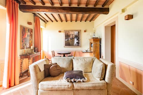 Top Airbnb: Elegant Tuscan apartment in 15th century village a Montepulciano