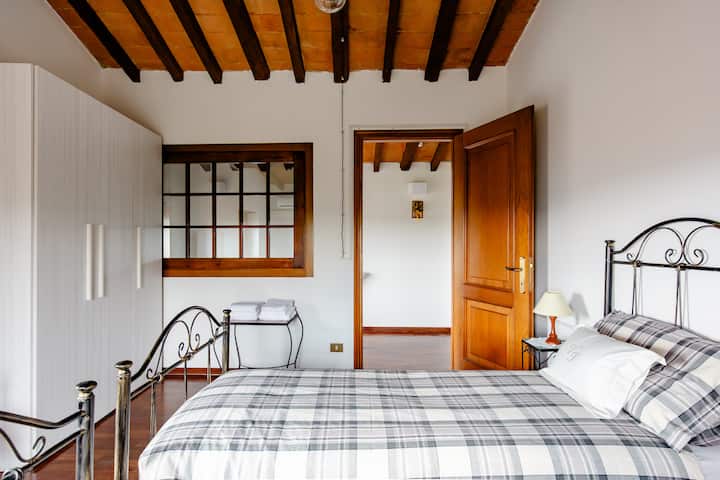 带两张单人床的卧室