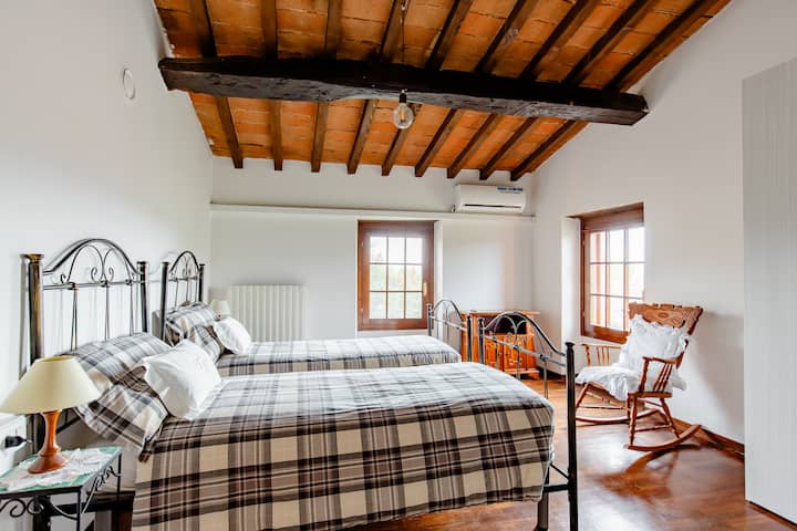 带两张单人床的卧室