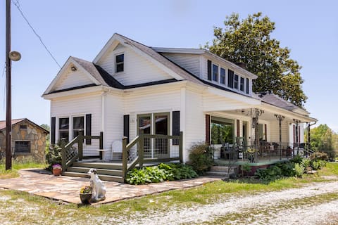 Popular Airbnb listing: A Vineyard & Orchard Farmhouse Stay -Wallace House in Hendersonville