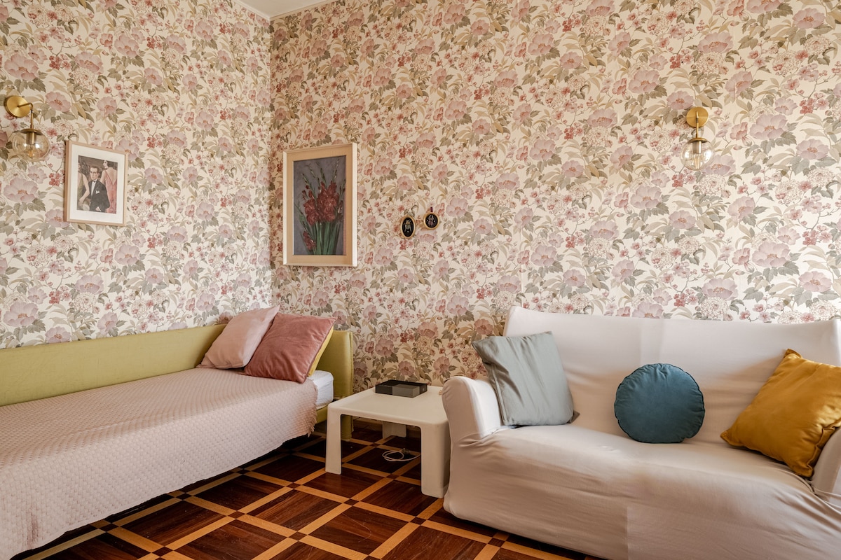 Leistungsstarkes Airbnb: Via Roma, a stone's throw from the universities! in Sassari