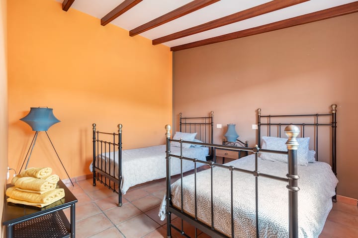 Room with 2 Single Beds - High Floor (2 people)