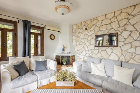 Popular Airbnb listing: Plorios (Stone) in Δήμος Λευκάδας