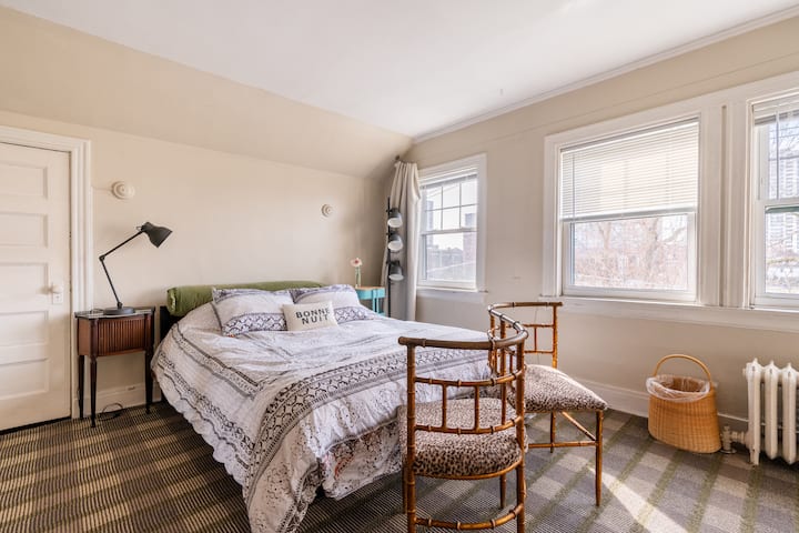 Dhoma e gjumit #2: Pamje nga jugu drejt kopshtit me doreza të errëta.