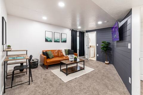 Entire Apartment with Game Room! Close to Airport