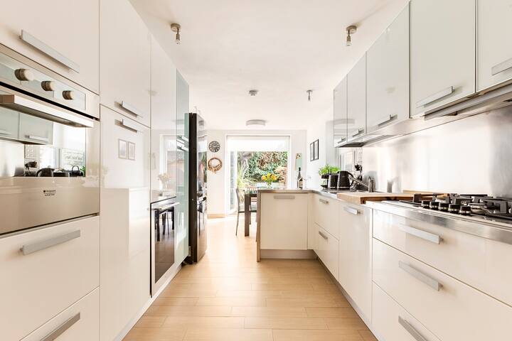 Italian designed Victorian Terrace flat in Fulham gallery image 2