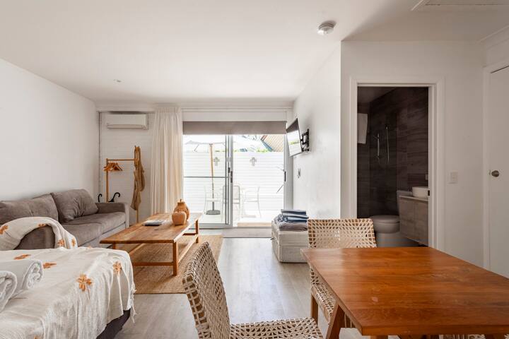 LILY HOUSE *WALK TO TOWN* GORGEOUS HOT SWIM SPA gallery image 5