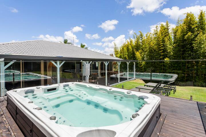 LILY HOUSE *WALK TO TOWN* GORGEOUS HOT SWIM SPA gallery image 3