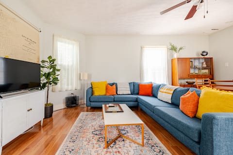 Modern, Cute 2 BR Carriage House North of Boston