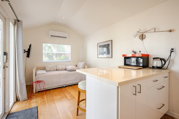Modern Living room and kitchen combo.