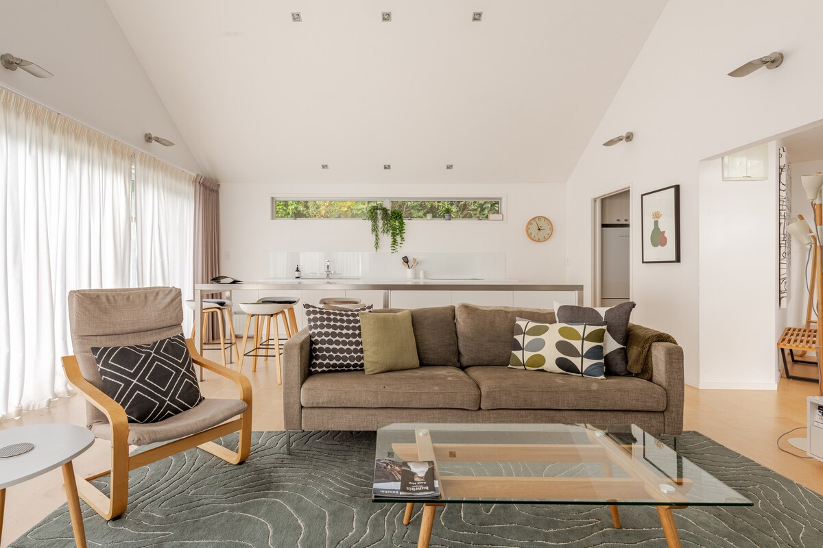Popular Airbnb listing: Sunny Stylish Spectacular views in Dunedin City