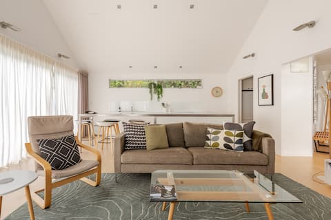 Popular Airbnb listing: Sunny Stylish Spectacular views in Dunedin City