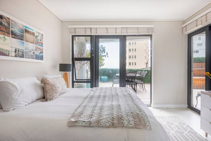 Stylish Apartment with Spacious Balcony gallery image 4