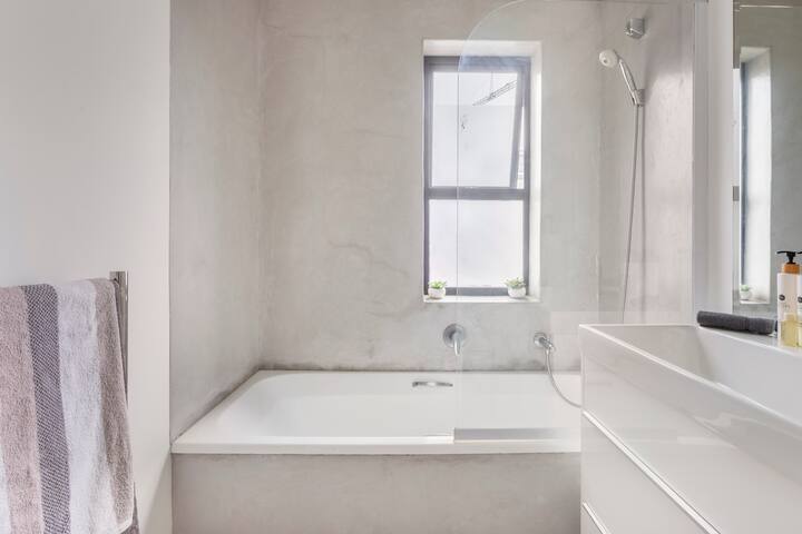 Stylish Apartment with Spacious Balcony gallery image 3