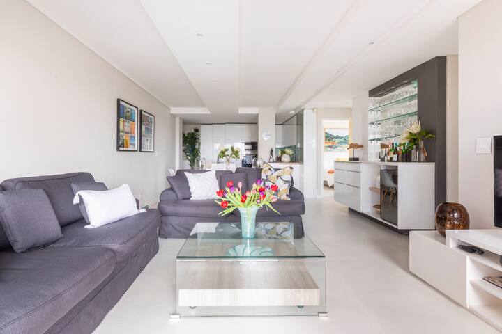 Stylish Apartment with Spacious Balcony gallery image 2