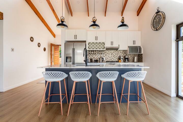 Modern mountainside home by Glencairn Beach gallery image 2