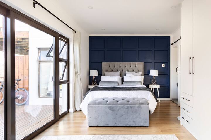 Modern mountainside home by Glencairn Beach gallery image 5