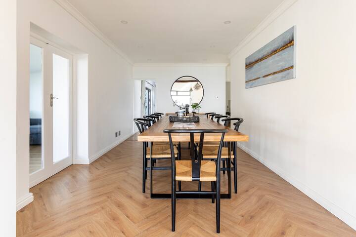 Modern mountainside home by Glencairn Beach gallery image 3